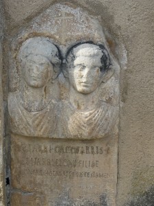 Estela funeraria reutilizada en el muro exterior de la iglesia de Saint-Martin, Cazaril-Laspènes, Haute-Garonne, France. CIL XIII, 342: Hotarri Orcotarris f(ilio) / Senarri Eloni filiae / Bontar Hotarris f(ilius) ex testamento