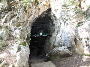 Entrada a la cueva de Santimamiñe (ilustración de Wikipedia)